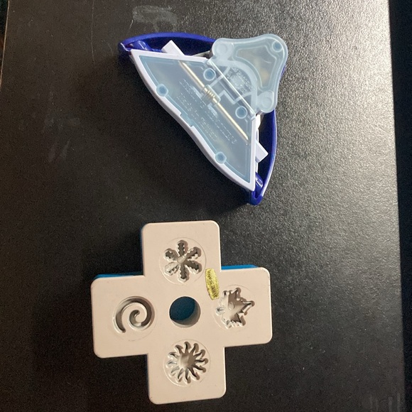 CRAFTING DECORATIVE HOLE PUNCH 4 IN 1 & CREATIVE MEMORIES PAPER CORNER CUTTER - Picture 2 of 9